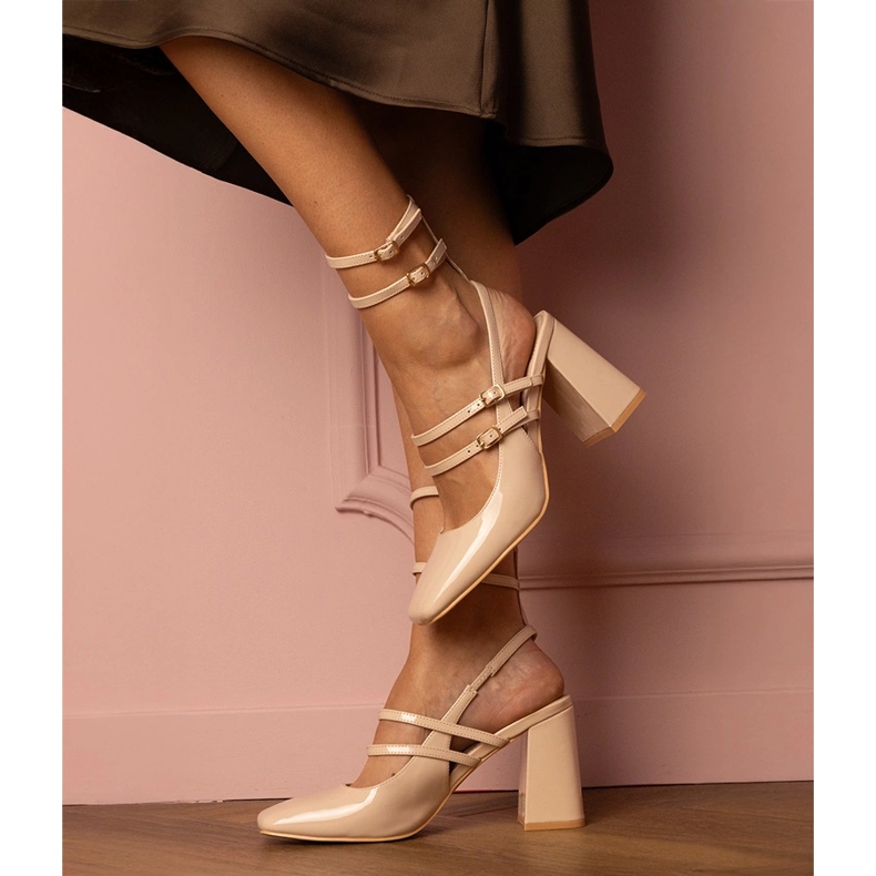 Beiget lakatut pumput korkealla korolla 1