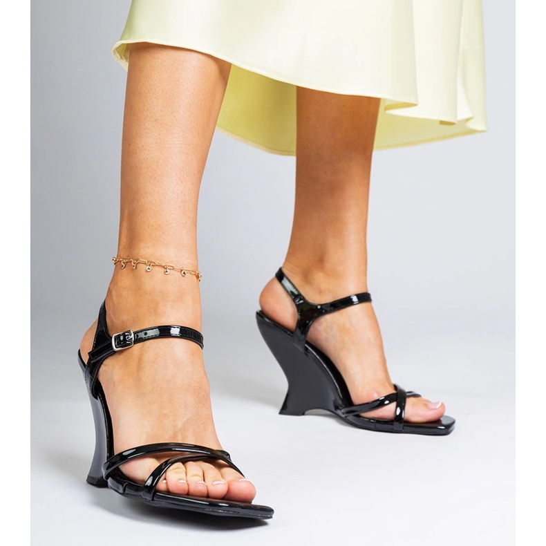 Musta lakattu naisten kiilan sandaalit 1