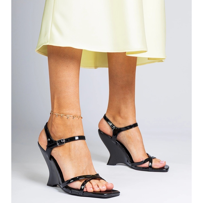 Musta lakattu naisten kiilan sandaalit 2