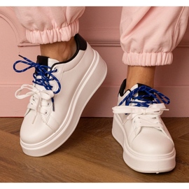 Valkoiset urheilun lenkkarit laiturilla valkoinen 1