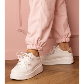 Valkoiset ja kultaiset urheilut lenkkarit laiturilla valkoinen 1