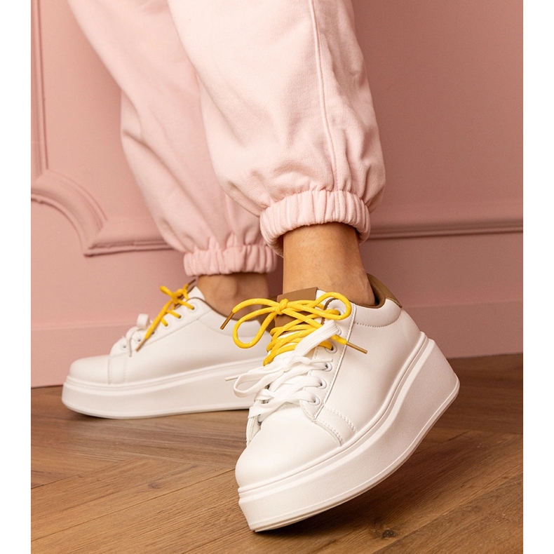 Valkoisenruskea urheilun lenkkarit laiturilla valkoinen 1