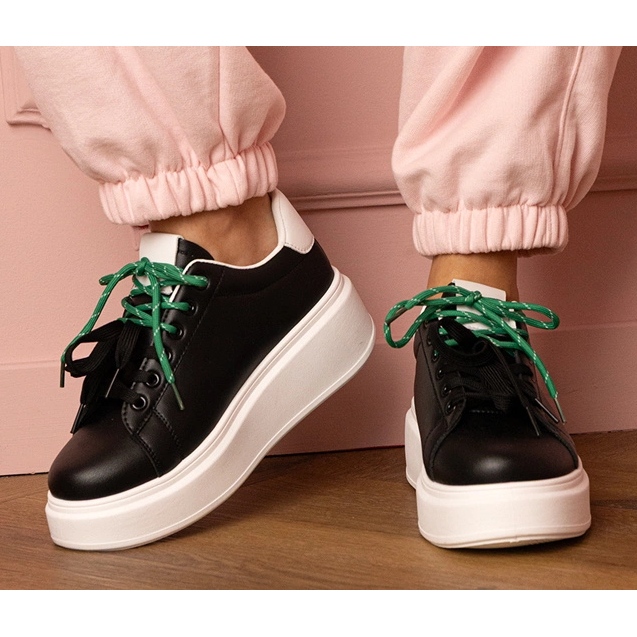 Mustan urheilun lenkkarit laiturilla 1