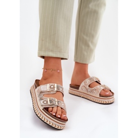 Tohvelit, joissa on koriste ja soljet kultaisella alustalla kultainen 2