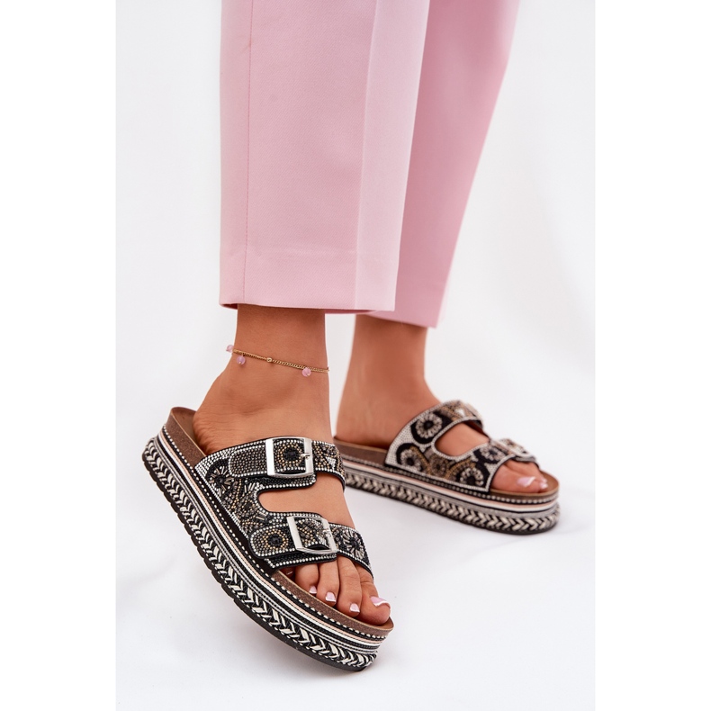 Tohvelit koristeltu ja soljet mustalla alustalla 2