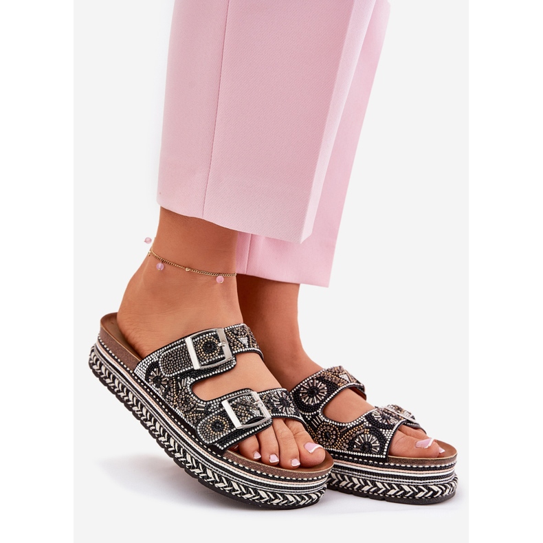 Tohvelit koristeltu ja soljet mustalla alustalla 1