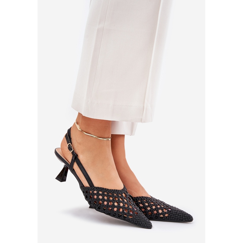 Korkokengät terävällä nenällä ja mustalla kantapäällä 1