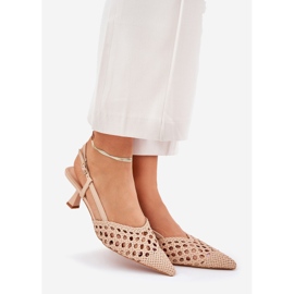 Hinques terävällä varpalla ja beigeedillä 1