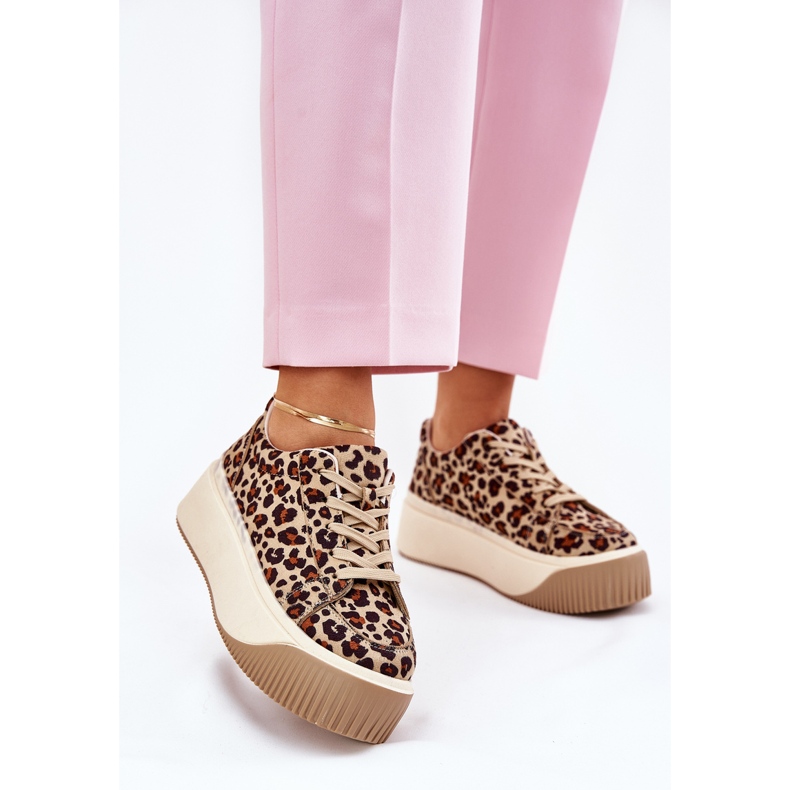 Sneakers massiivisella ruskealla leopardin alustalla 2