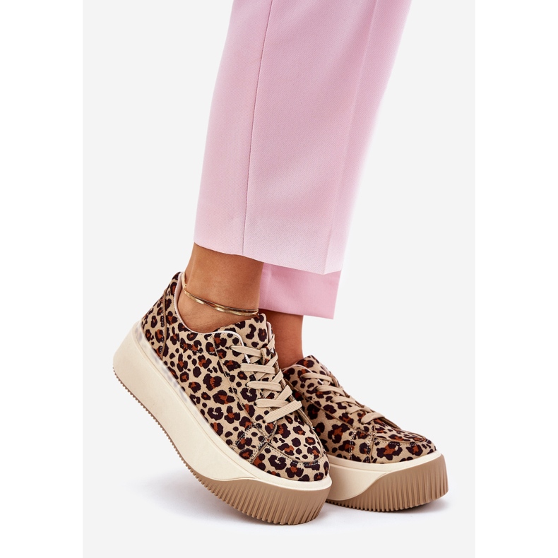 Sneakers massiivisella ruskealla leopardin alustalla 1