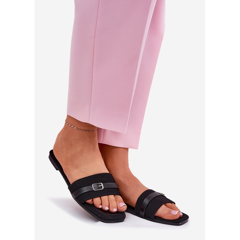 Litteät naisten flopsit vyöllä ja solki mustalla 1