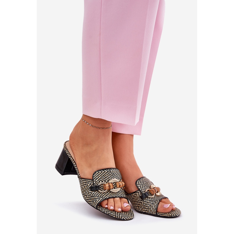 Naisten korot mustalla koristeella 1