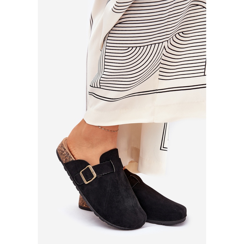 Tohvelit naiset ja laiturilla mustalla puristuksella 1