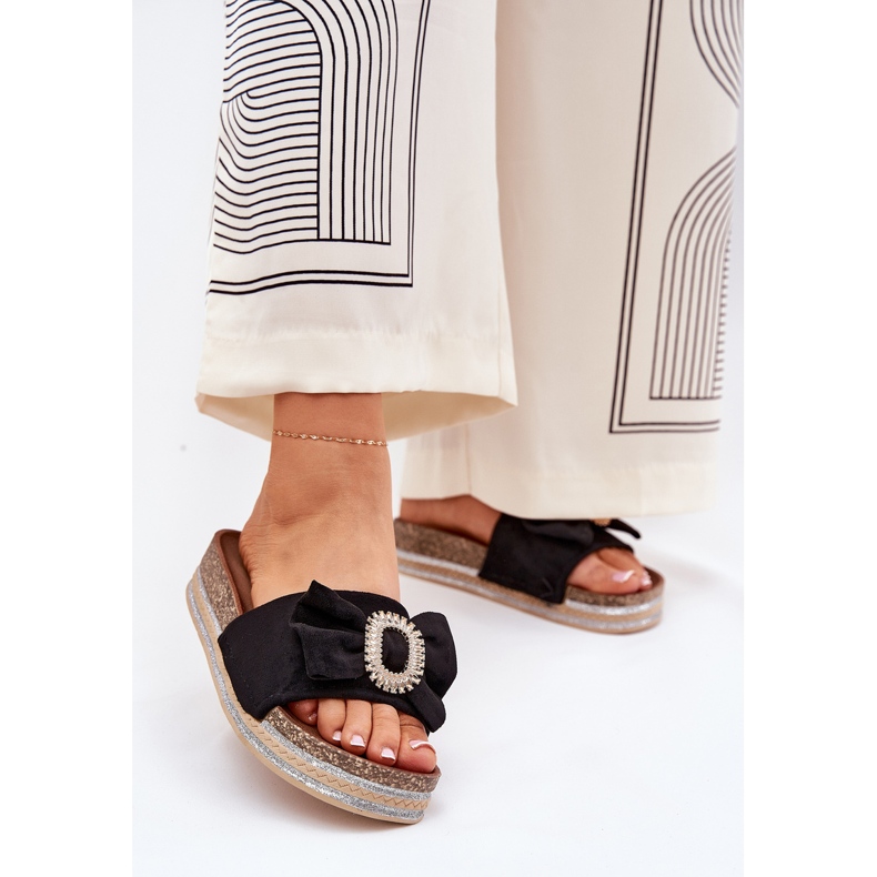 Naisten flip flops lavalla keula ja koristeellinen rintakoru musta 2