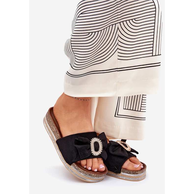 Naisten flip flops lavalla keula ja koristeellinen rintakoru musta 1