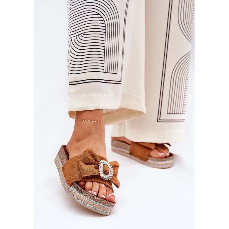 Naisten flip flops lavalla keula ja koristeellinen kamelin rintakoru ruskea 2