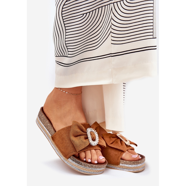 Naisten flip flops lavalla keula ja koristeellinen kamelin rintakoru ruskea 1