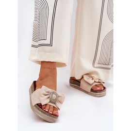 Naisten flip flops lavalla keula ja koristeellinen rintakoru beige 2