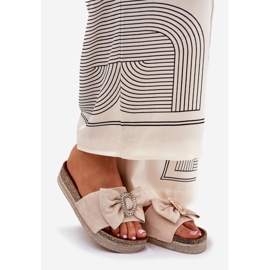 Naisten flip flops lavalla keula ja koristeellinen rintakoru beige 1