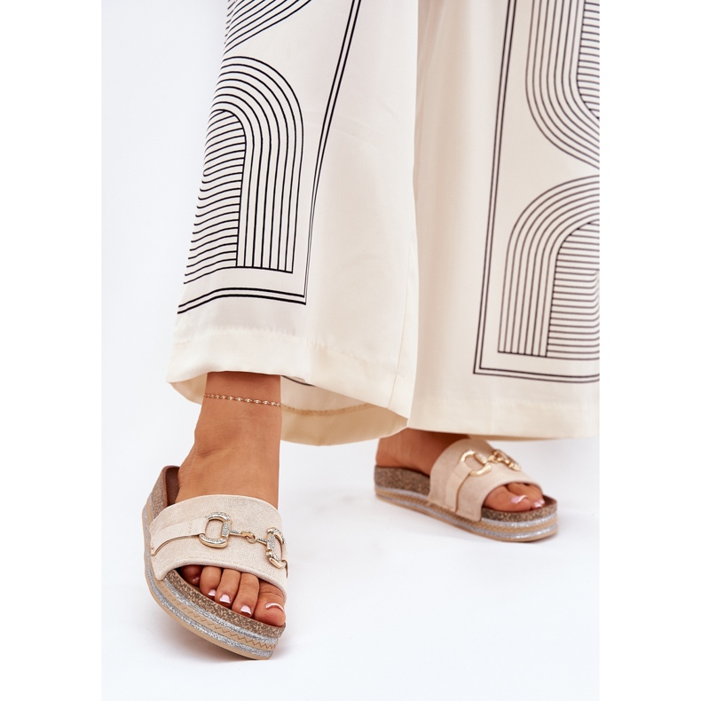 Naisten flip flops lavalla kultaisella koristeella ja beige -kimalteella 2