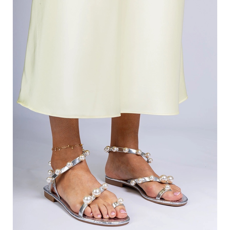 Hopea naisten sandaalit koristeltu helmillä 1