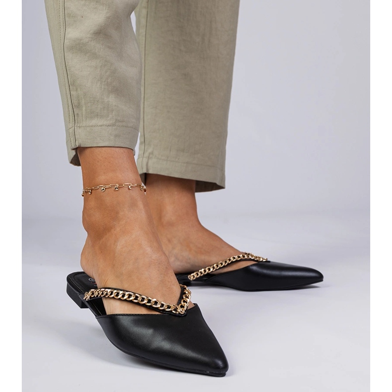 Musta tyylikäs flip -ketjulla koristeltu 1