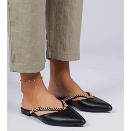 Musta tyylikäs flip -ketjulla koristeltu 2