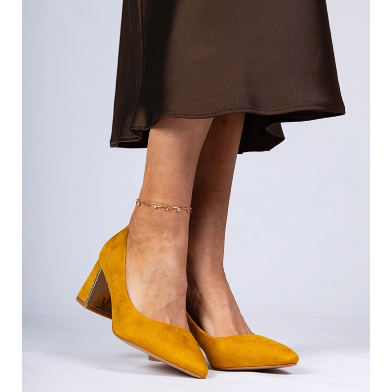 Keltaiset pumput tyylikkäästi sisustetussa pylväässä keltainen 2