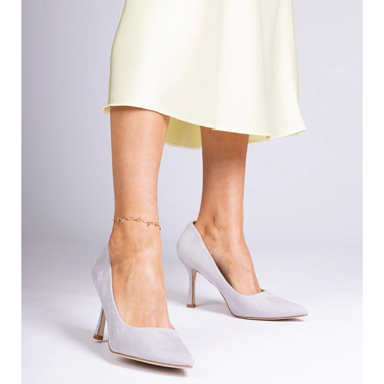 Harmaat klassiset pumput kantapäällä Ekozamszista 1