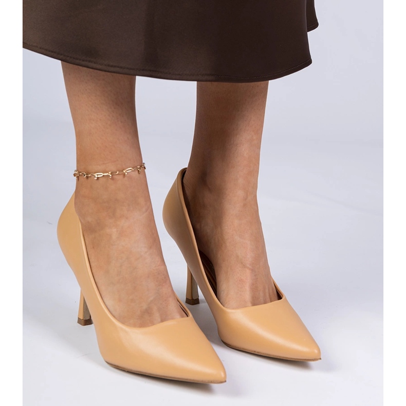 Ruskeat klassiset pumput ekologisella korkokentällä 1