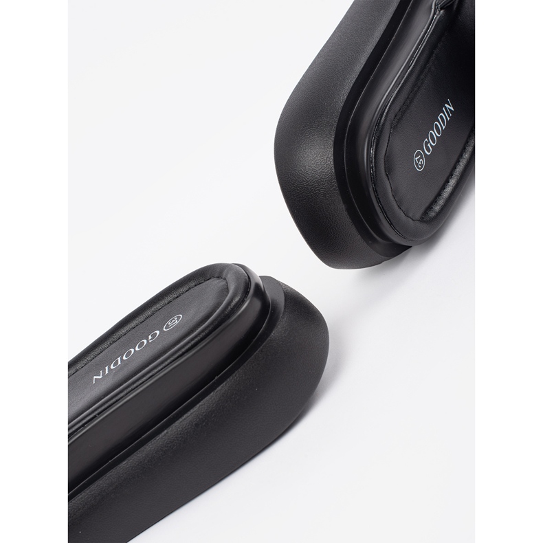 Goodin Musta mukava flip flops lavalla 1