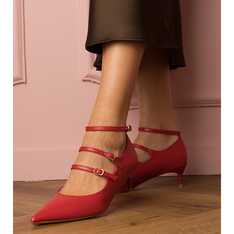 Punaiset pumput matalalla kasalla soljella punainen 1