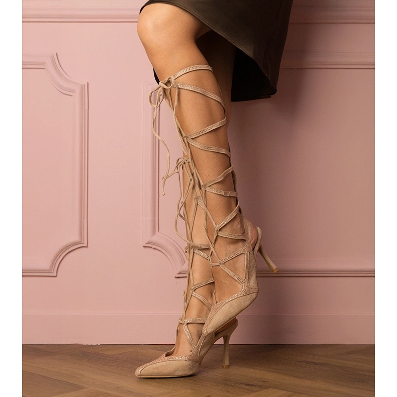 Beige -sandaalit korkokentällä, joka on sidottu zirkonilla 1