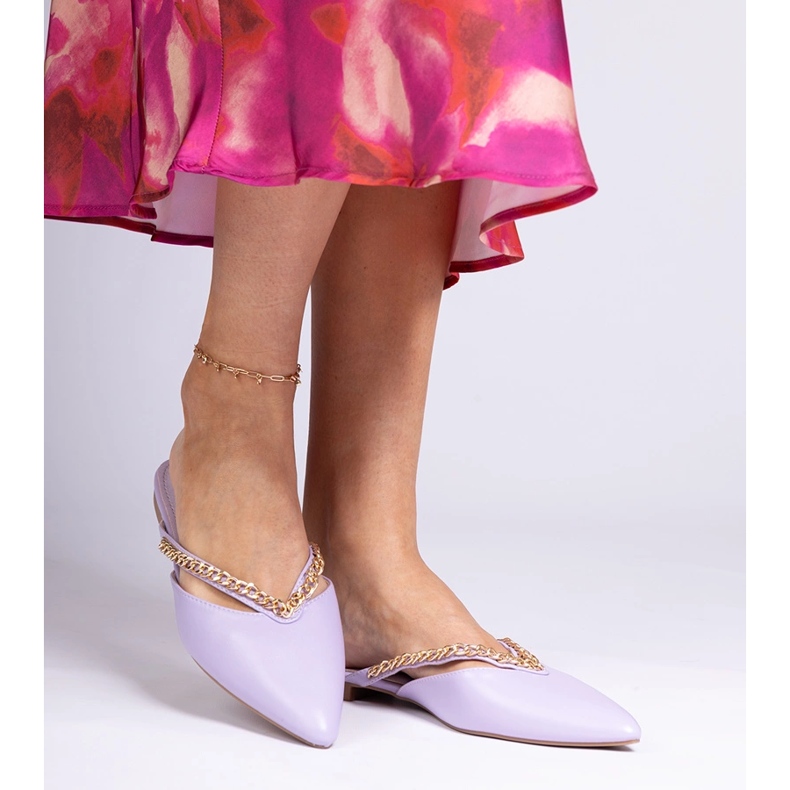 Violetti tyylikäs flip -flops, joka on koristeltu ketjulla 1