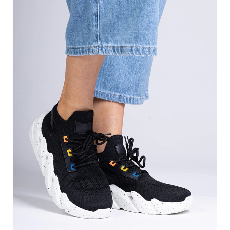 Mustat urheilut lenkkarit massiivisella pohjalla 1