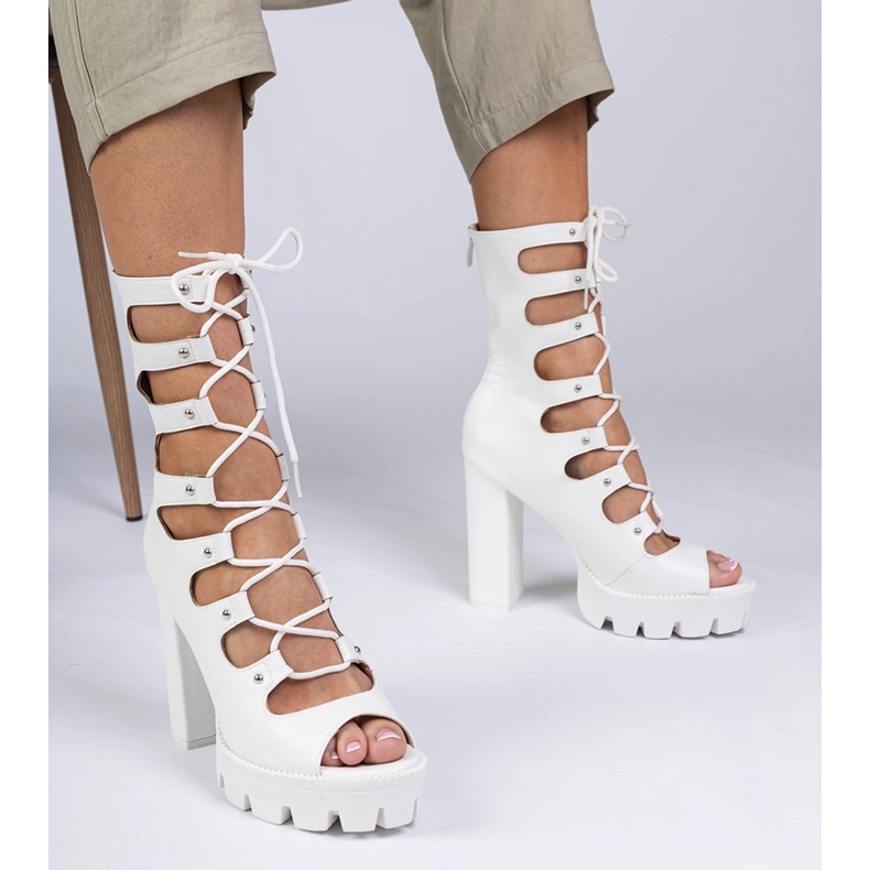 Valkoiset saappaat korkealla pylväällä leikkauksella valkoinen 1