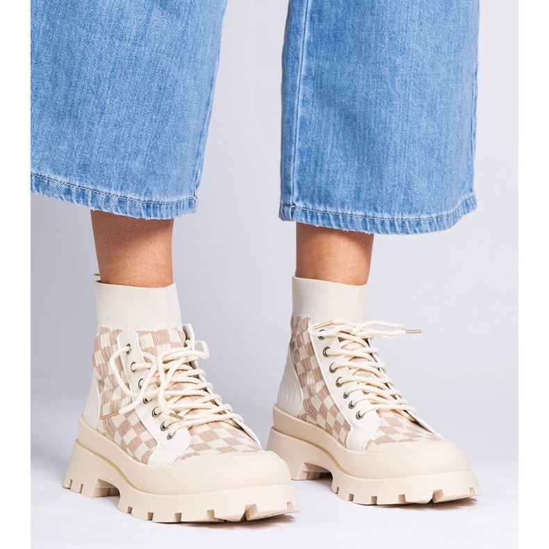 Beige saappaat lenkkarit laiturilla 1