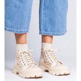 Beige saappaat lenkkarit laiturilla 2