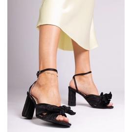 Mustat sandaalit, joissa on keula lohkossa 1