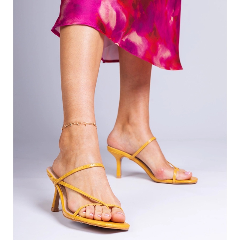 Keltainen tyylikäs flip flops korkopäätä 1