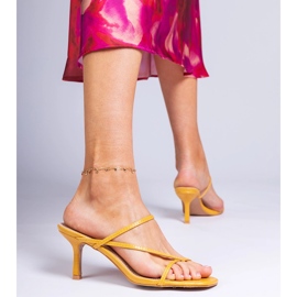 Keltainen tyylikäs flip flops korkopäätä 2