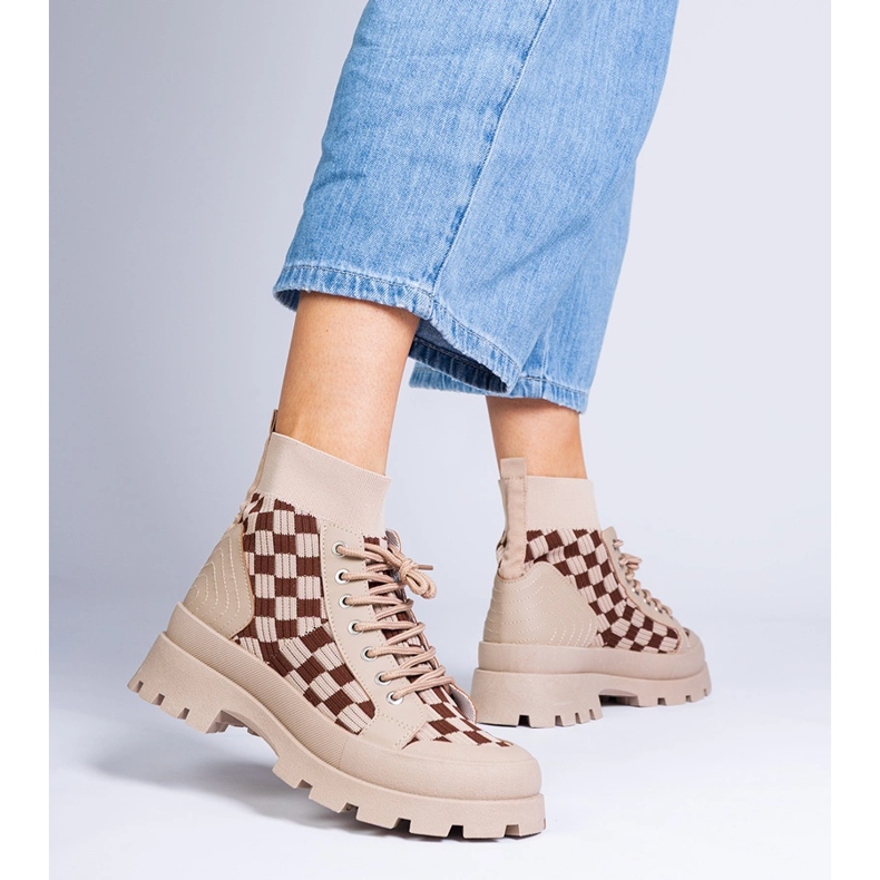 Ruskeat saappaat lenkkarit laiturilla 1