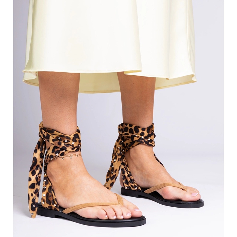 Panther -sandaalit, kuten flip -liukut, jotka on sidottu jalan ympärille ruskea 1