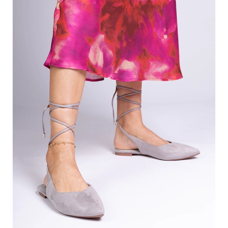 Harmaa litteä pumput, jotka on sidottu nilkkaan 1