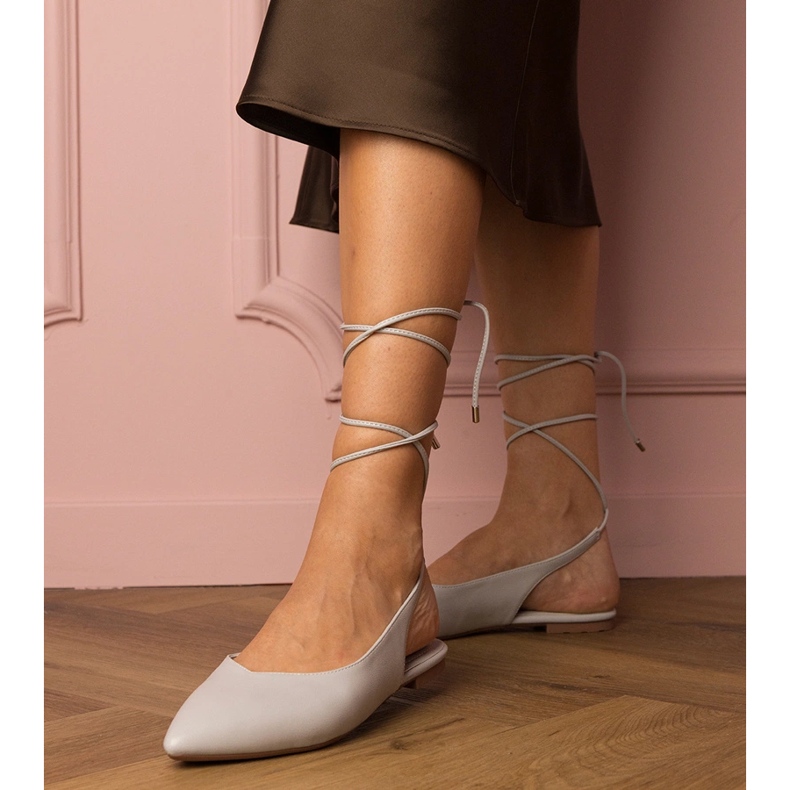 Harmaa litteä korkokengät, jotka on valmistettu ekologisesta 2