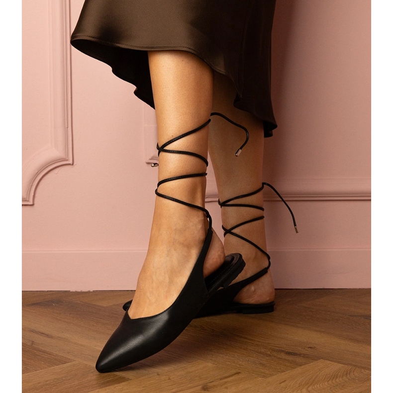 Musta litteä korkokengät, jotka on valmistettu ekologisesta 1