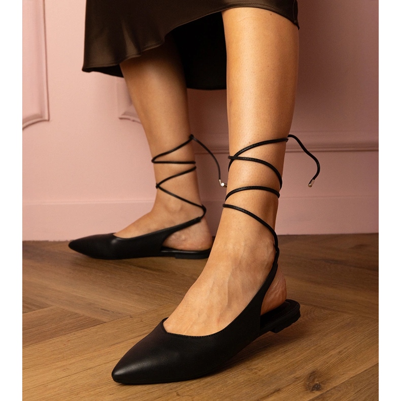 Musta litteä korkokengät, jotka on valmistettu ekologisesta 2