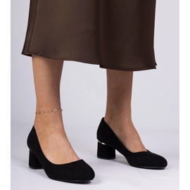 Mustat klassiset pumput matalalla lohkolla 1