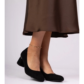 Mustat klassiset pumput matalalla lohkolla 2