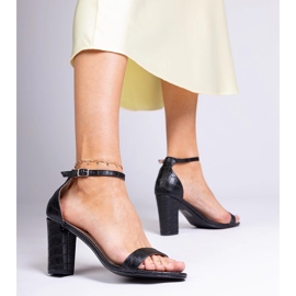 Postissa mustat sandaalit 2